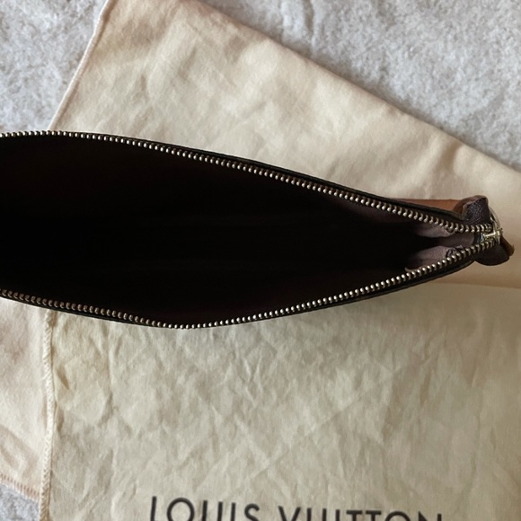 LOUIS VUITTON
Monogram Pochette - Picture 6 of 7